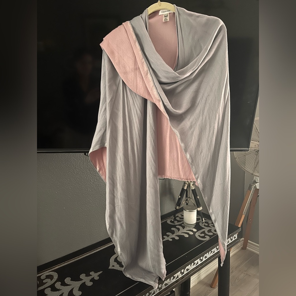 Calvin Kline REVERSIBLE Pink+Gray Women's wrap cape~pashmina. NWT OS